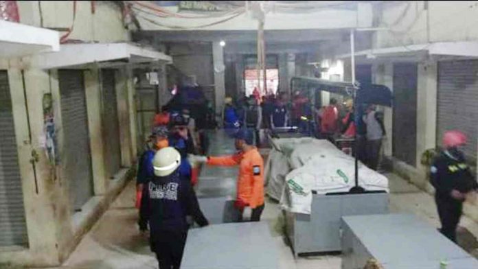 Penyemprotan cairan disinfektan di area pasar Banjar mencegah virus corona