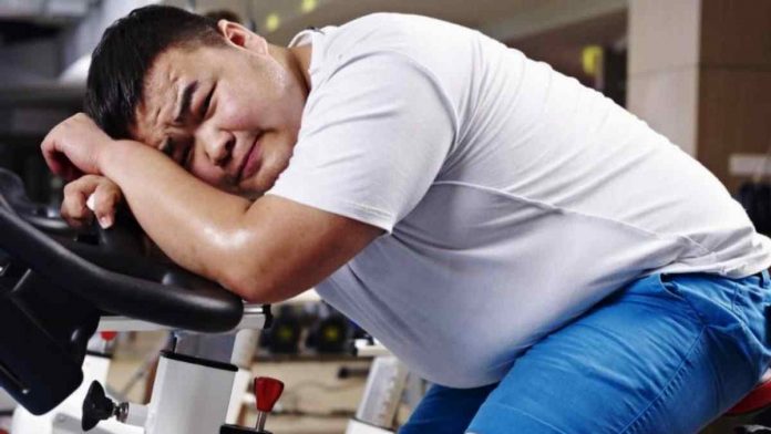 Perut buncit akibat kelebihan lemak bagi pria dewasa menjadi masalah besar.