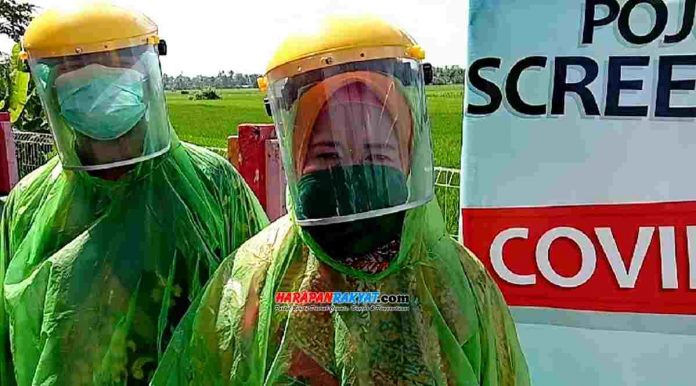 Puseksmas Padaherang, Kabupaten Pangandaran, Jawa Barat, memberlakukan pojok screening corona selama 24 jam.