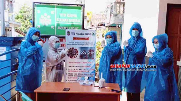 Petugas Puskesmas Rancah Ciamis Kenakan Jas Hujan untuk Cegah Penularan Corona