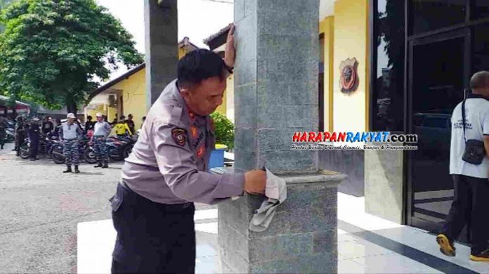 Polisi dan TNI Bersih-bersih di Terminal Pangandaran