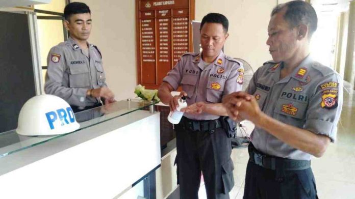 Penyediaan hand sanitizer di lingkungan Polres Banjar.