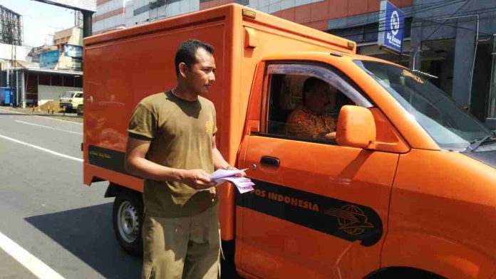 Satpol PP Ciamis Bagikan Pamplet Imbauan Corona di Jalanan