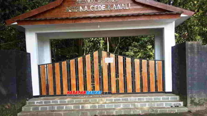Situs Astana Gede Kawali, Kabupaten Ciamis, Jawa Barat, ditutup sementara. Foto: Edji Darsono/HR.