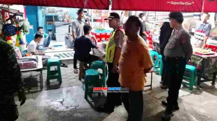 Cegah penyebaran Virus Corona (Covid-19), unsur Muspika Banjarsari, Kabupaten Ciamis, Jawa Barat, melakukan sweeping ke setiap kerumuanan warga, terutama di lokasi Alun-alun Banjarsari yang menjadi pusat berkumpulnya masyarakat, Selasa (24/03/2020).