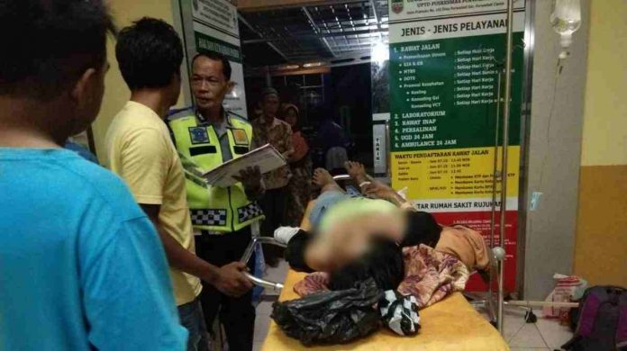 Tabrakan di Jalan Tanggogo-Ciawitali, Desa Karangpaningal, Kecamatan Purwadadi, Kabupaten Ciamis, Senin malam tadi, seorang ibu rumah tangga mengalami luka parah akibat terpental dari kendaraannya. Foto: Istimewa.