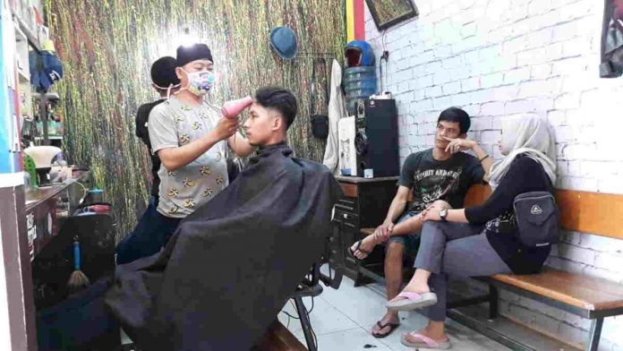 Tak Hanya Pedagang, Tukang Cukur di Pasar Ciamis Sepi Konsumen