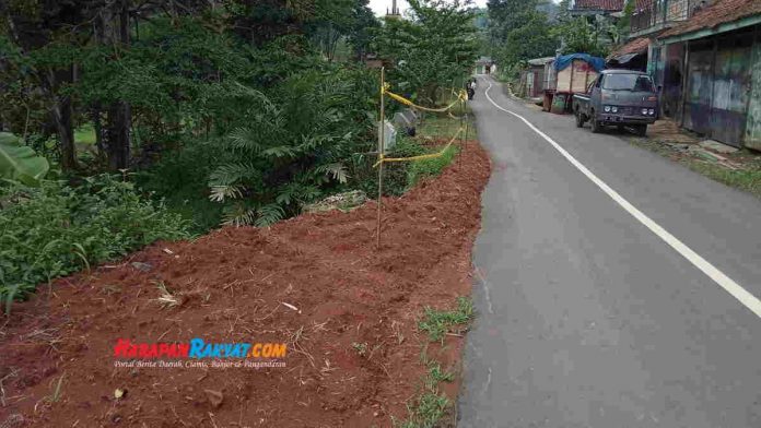 Tebing di Pinggir Jalan Panawangan Ciamis Ambruk Bahayakan Pengendara