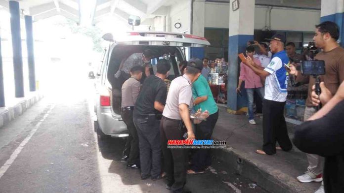 Para penumpang di Terminal Bus Kota Banjar, Jawa Barat, mendadak terkejut dengan ditemukanya seorang penumpang yang meninggal di dalam bus Sony Prima jurusan Tasikmalaya-Pangandaran, Sabtu (07/03/2020),
