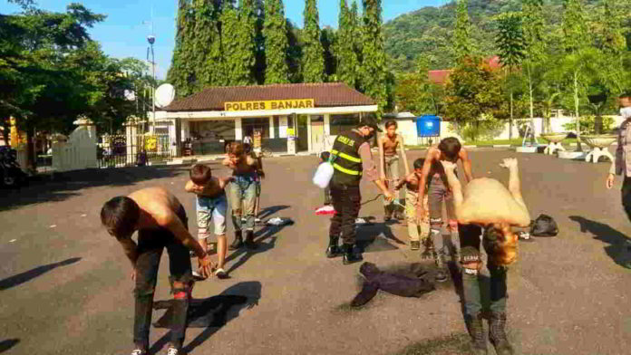 Sejumlah anak punk saat senam AW3S di halaman Mapolres Kota Banjar. Foto: Istimewa.