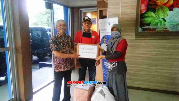 Penyerahan bantuan APD kepada RSUD Kota Banjar oleh PGRI dsn dan KKKS Kecamatan Langensari. Foto: Muhlisin/HR.