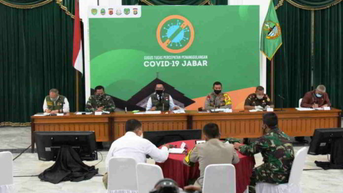 Gubernur Jabar, Ridwan Kamil dalam Rapat Terbatas bersama Presiden RI, Joko Widodo, serta para menteri dan sejumlah kepala daerah melalui video conference, bertempat di Gedung Pakuan, Kota Bandung, Senin (27/04/20). Foto: Humas Pemprov Jabar.