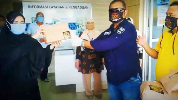 Bimax Salurkan Bantuan APD untuk RSUD Kota Banjar
