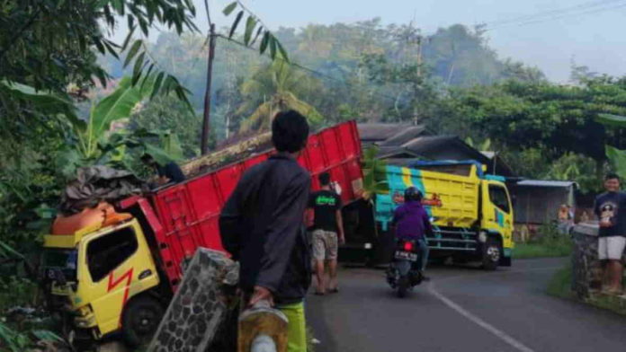 Di Ciamis, Truk Bermuatan Batu Nyaris Terjun ke Sungai