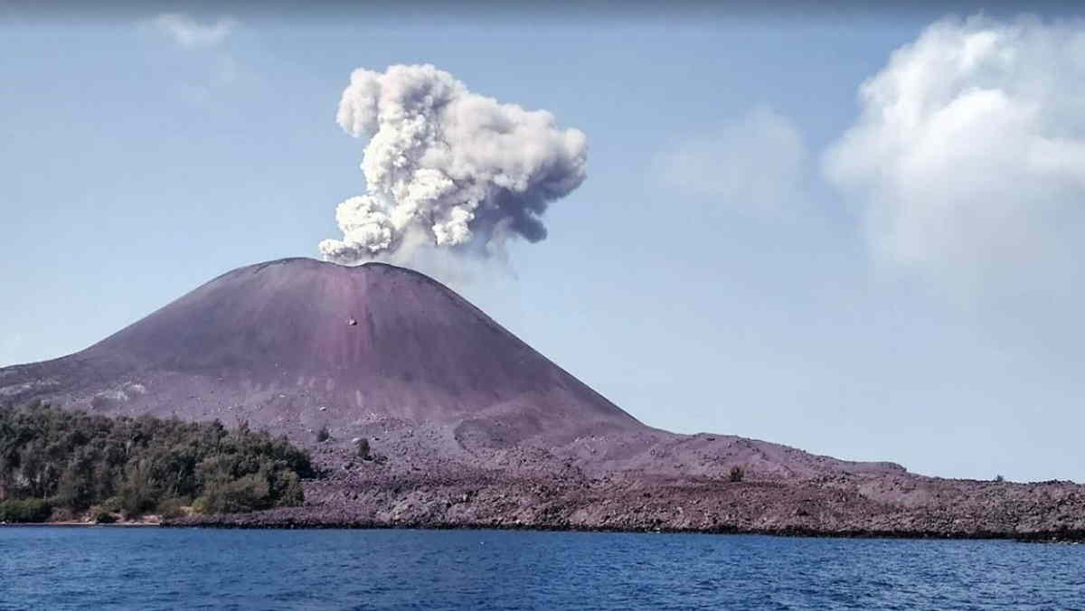  Gunung  Anak Krakatau  Erupsi BMKG Tak Berpotensi Tsunami 