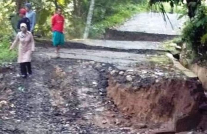 Jalan Penghubung Pamarican Ciamis dan Pangandaran Amblas