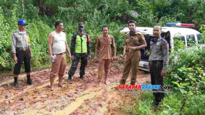 Lewati Jalanan Berlumpur, Tim Kesehatan di Cidolog Ciamis Jangkau Pemudik dari Zona Merah