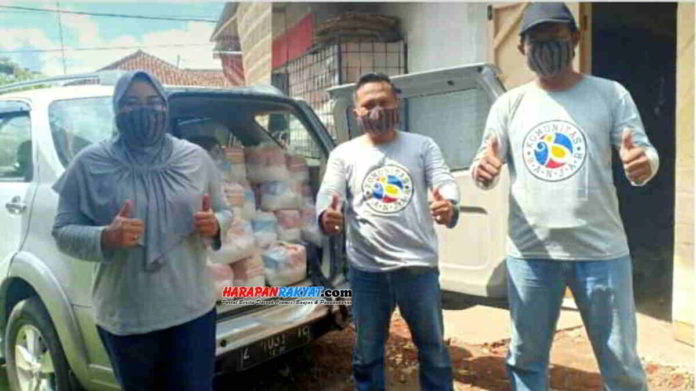 Alumni angkatan 98 SMA di Kota Banjar, Jawa Barat, membagikan sembako berikut sejumlah uang tunai kepada warga terdampak Covid-19. Foto: Istimewa.