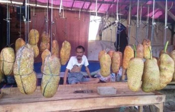 Omset Jualan Cempedak di Jalan Raya Banjarsari-Pangandaran Merosot