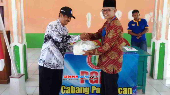 Bantuan sembako untuk warga terdampak Covid-19 diserahkan PGRI Pamarican secara simbolis kepada pemerintah desa setempat. Foto: Suherman/HR.