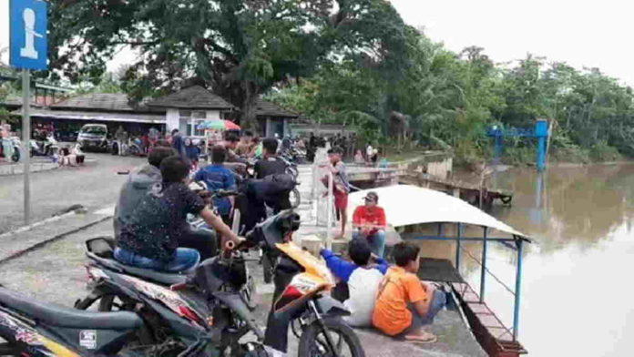 Pandemi Corona, Warga Pangandaran Tetap Ngabuburit di Pelabuhan Santolo