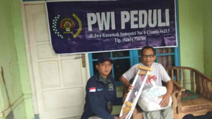 Pandemi Covid-19, PWI Peduli Ciamis Salurkan Bantuan Jangka dan Sembako