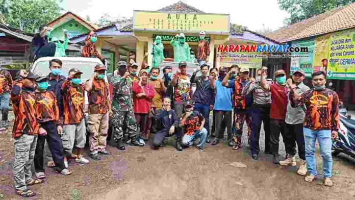 Pemdes Kutawaringin Ciamis Semprot Disinfektan ke Rumah Warga