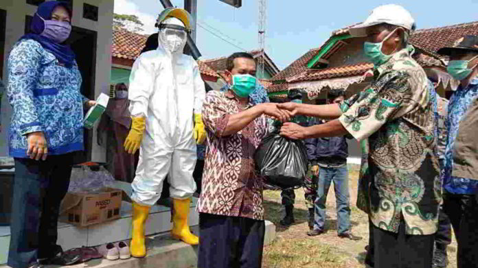 Pembagian sembako kepada warga terdampak wabah Covid-19 di Desa Rejasari, Kecamatan Langensari, Kota Banjar. Foto : Istimewa.