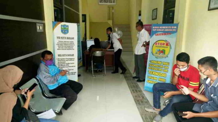 Para pendaftar kartu pra kerja di Kantor Disnaker Kota Banjar saat mengantri fasilitasi pendampingan pendaftaran online. Foto : Istimewa.