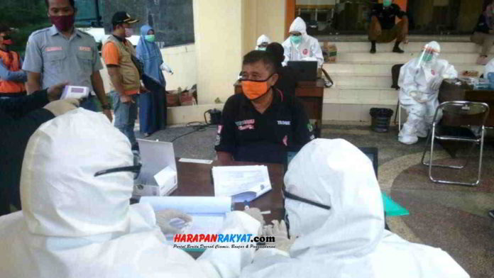 Pemerintah Kota Banjar melalui Dinas Kesehatan (Dinkes), melaksanakan Rapid Test Diagnostic (RDT) Covid-19 terhadap para pejabat publik lintas sektor di halaman Banjar Convension Hall (BCH), Selasa (14/04/2020). Foto: Muhlisin/HR.