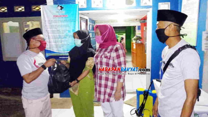 Relawan AIS Bagikan Makanan Siap Saji