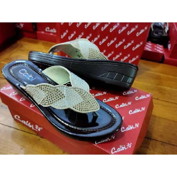  Sandal Calbi  Terbaru Model Kekinian dengan Kenyamanan 