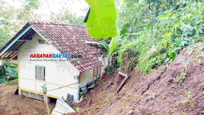 Satu Rumah Warga di Cipaku Ciamis Rusak Parah Tertimbun Longsor