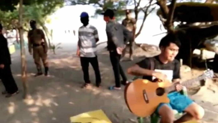 Tim Gabungan Bubarkan Kerumunan di Pantai Pangandaran