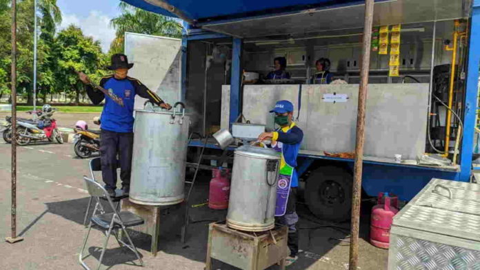 Tim Gabungan di Ciamis Dirikan Dapur Umum Beri Makan Warga di Jalanan