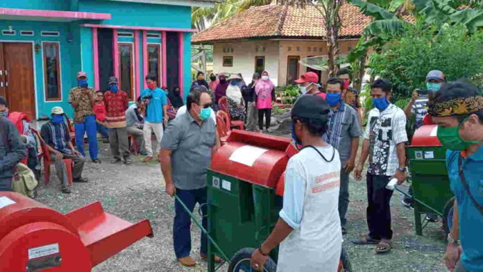 Tingkatkan Produksi Pertanian, Pemkab Pangandaran Salurkan Bantuan Mesin Perontok Padi