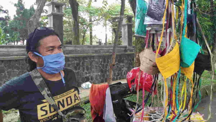 Tukang Batu Ali di Ciamis Banting Setir Dagang Masker