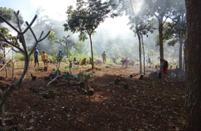 Warga Cipaku Gotong-Royong Bersihkan TPU Astana Lega