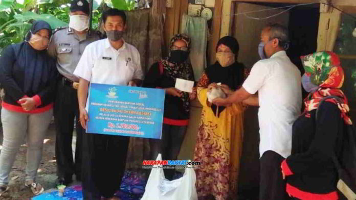 Kemensos melalui LKS LU Yayasan Kusuma Galuh Kamulyan, menyalurkan bantuan kepada lansia di Kecamatan Ciamis dan Cijeungjing, Kabupaten Ciamis. Foto: Fahmi Albartiansyah/HR.