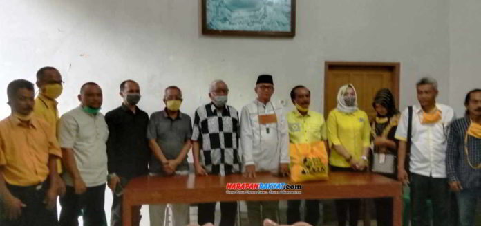 Anggota DPR RI, Agun Gunandjar, di dampingi H. Adang Hadari, dan Ketua DPD Partai Golkar Pangandaran, Taopik Martin, beserta jajarannya. Foto: Entang SR/HR.