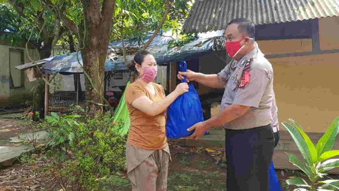 Bantu Warga Terdampak Covid-19, Polsek Pangandaran Bagikan Sembako
