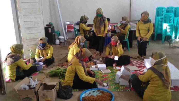 Bantu Warganya yang Terdampak Covid-19, Pemdes Kalijaya Ciamis Bagikan Makanan