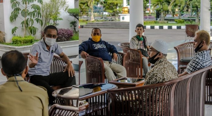 Himpunan Pedagang Pasar Ciamis (HPPC), melakukan dialog terbuka dengan Bupati Ciamis, H. Herdiat Sunarya, di Joglo Barat Pendopo Ciamis, Jawa Barat, Kamis (07/05/2020). Foto: Istimewa.