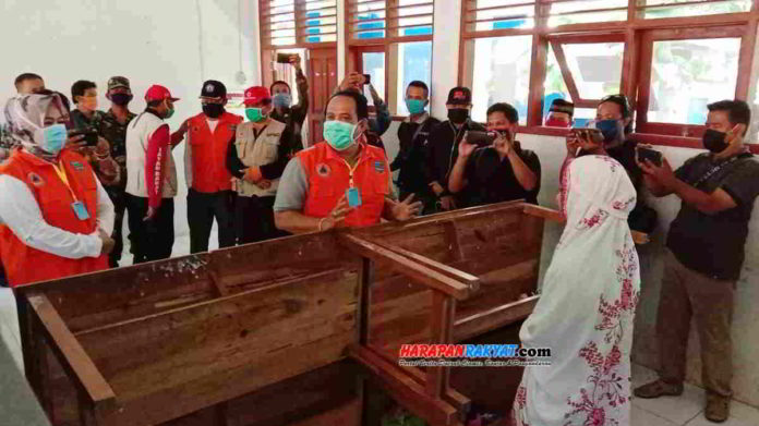 Salah seorang ODP tengah berdialog dengan Bupati Pangandaran, di tempat isolasi mandiri khusus pemudik. Foto: Entang SR/HR.