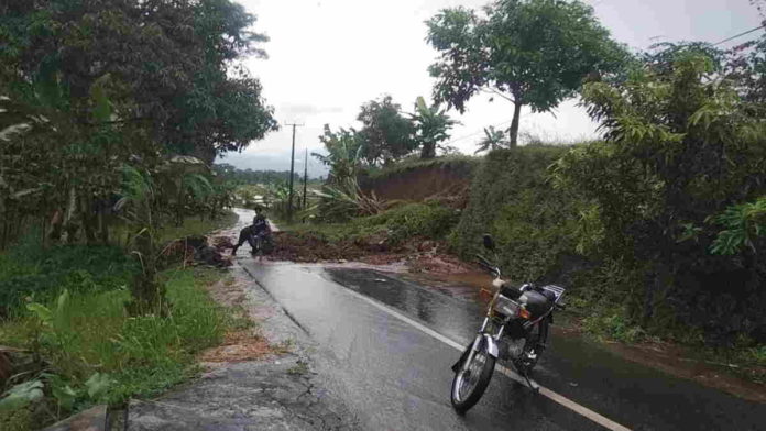 Diguyur Hujan, TPT Lapang Sepakbola Desa Gunungsari Ciamis Longsor