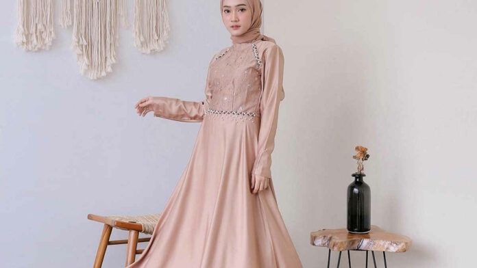 Gamis Polos Kombinasi Brokat, Tampil Simpel dan Tetap Menawan