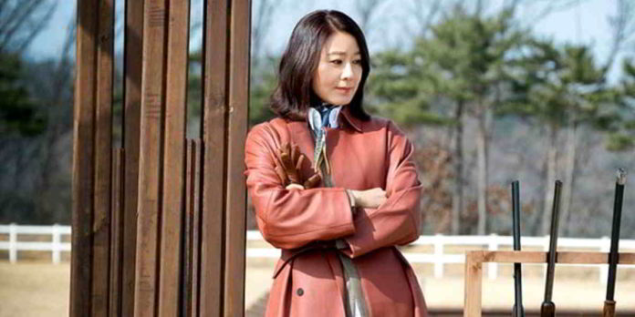 Gaya simpel ala Ji Sun Woo dalam drama Korea (drakor) “The World of The Married”. Foto: Net/Ist.
