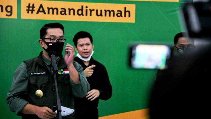 Gubernur Jabar, Ridwan Kamil, menggelar konferensi pers terkait Adaptasi Kebiasaan Baru (AKB), di Gedung Pakuan, Kota Bandung, Jum’at (29/5/20). Foto: Yogi P/Humas Jabar.