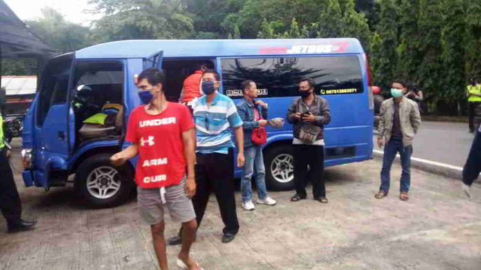 Kendaraan travel yang membawa pemudik dari zona merah saat dilakukan pemeriksaan oleh petugas chek point Cipadung. Foto: Istimewa.