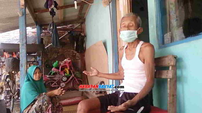 Oyo, seorang penggayuh becak, warga Dusun Sukamaju, RT. 07, Desa Banjarsari, Kabupaten Ciamis, yang kini mengalami krisis pangan. Foto: Suherman/HR.